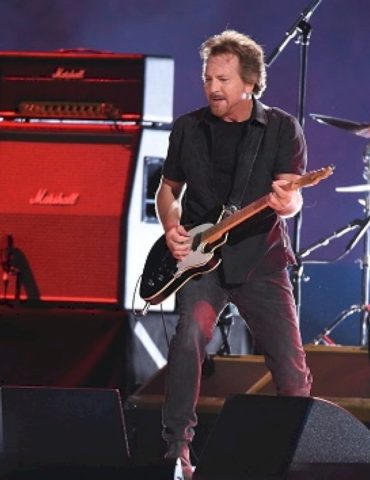 pearl-jam-auctioning-signed-poster-in-support-of-venezuela