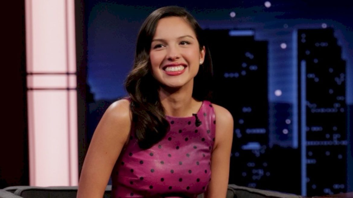 olivia-rodrigo-turns-up-on-‘jeopardy!’-to-quiz-contestants-about-women-in-rock