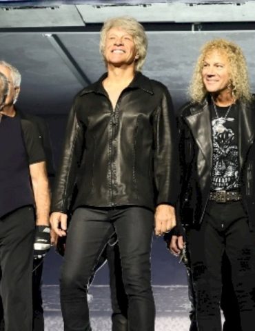 bon-jovi-performs-two-classic-ballads-for-the-first-time-since-2019