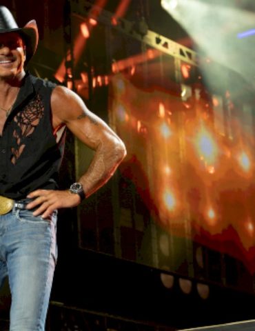 the-symbolic-gift-tim-mcgraw’s-giving-at-every-pawn-shop-guitar-stop