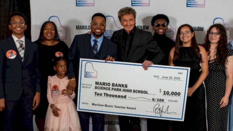 barry-manilow-celebrating-local-music-educators-on-arena-tour