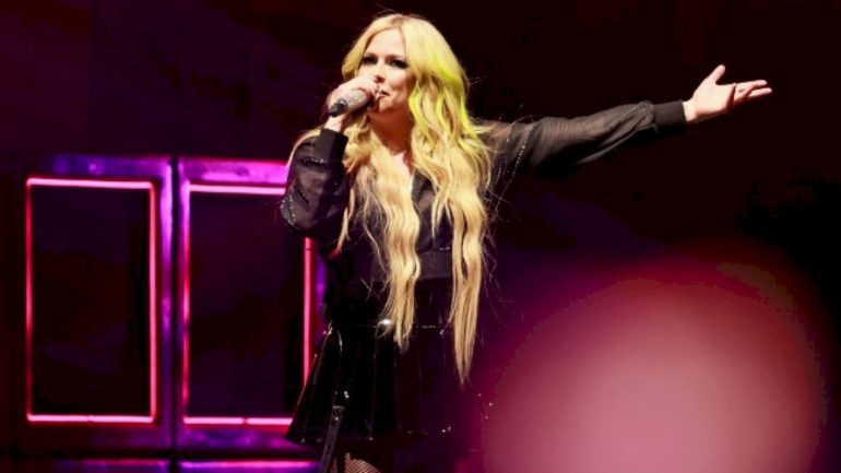 avril-lavigne-and-tate-mcrae-performed-at-taylor-swift’s-wedding,-says-guest
