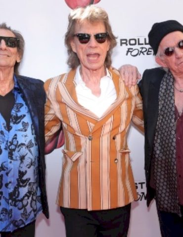 mick-jagger-and-keith-richards-talk-ai,-touring-and-more-in-‘billboard’-cover-story