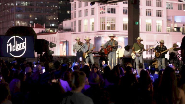 midland’s-party-on-the-roof-in-la