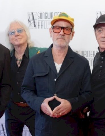 peter-buck-on-an-rem.-reunion:-‘it’s-just-not-going-to-happen’