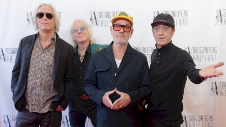 peter-buck-on-an-rem.-reunion:-‘it’s-just-not-going-to-happen’
