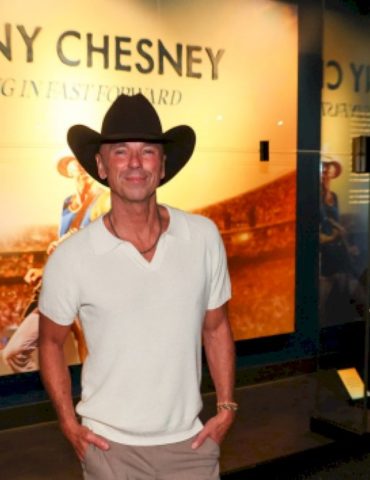 kenny-chesney’s-been-‘living-in-fast-forward,’-and-he-can’t-quite-believe-it