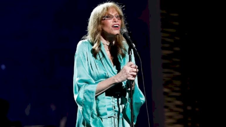 carly-simon-reveals-parkinson’s-diagnosis:-‘i-am-still-very-much-here’