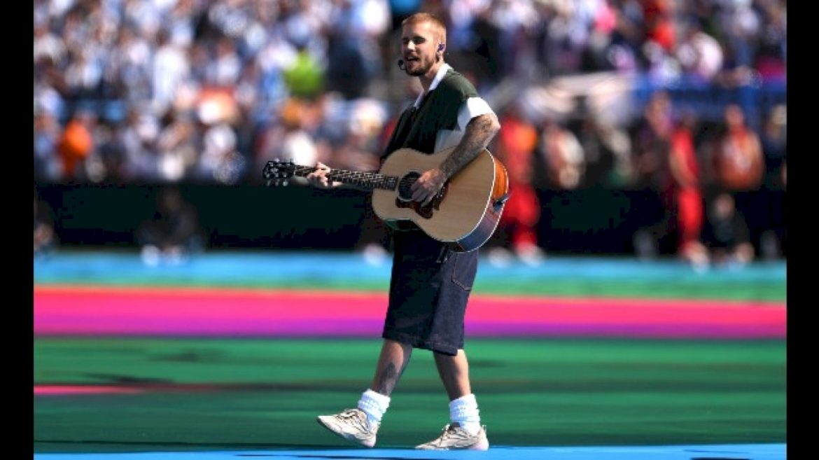 items-worn-by-justin-bieber,-madonna-during-fifa-world-cup-halftime-show-sell-for-big-bucks