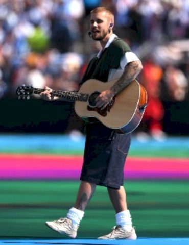 items-worn-by-justin-bieber,-madonna-during-fifa-world-cup-halftime-show-sell-for-big-bucks
