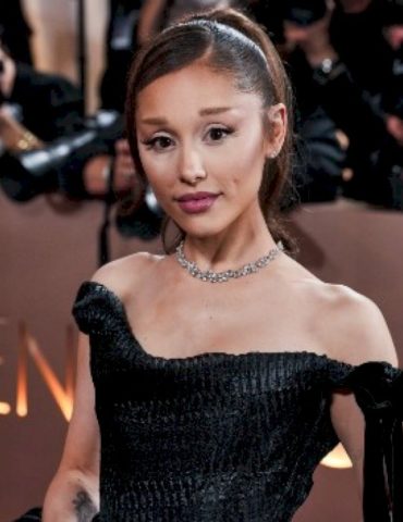 ariana-grande-taking-break-from-public-appearances,-exits-west-end-show-amid-‘public-scrutiny’