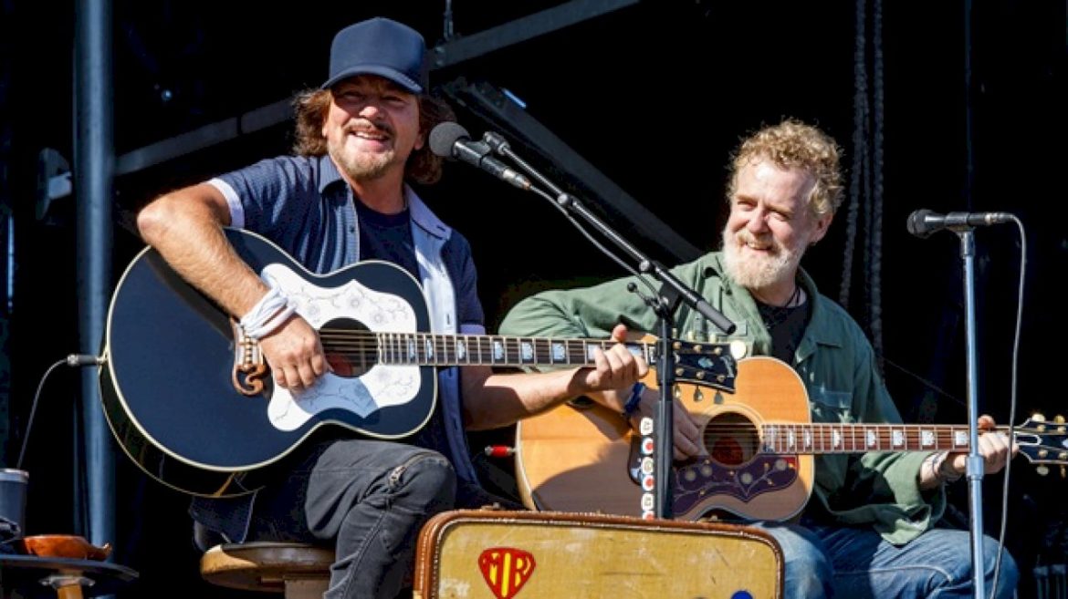 eddie-vedder-performs,-bono-speaks-at-funeral-for-glen-hansard