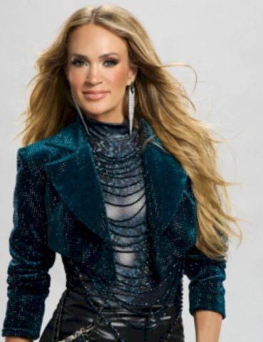 carrie-underwood-dreams-of-being-a-rock-star-in-new-‘sunday-night-football’-open