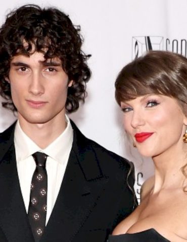 sombr-recalls-performing-for-taylor-swift-at-songwriters-hall-of-fame:-‘that’s-a-goddess’