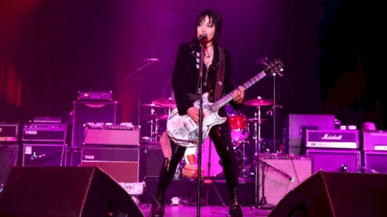 joan-jett-cancels-september-shows-so-she-can-heal-from-recent-surgery