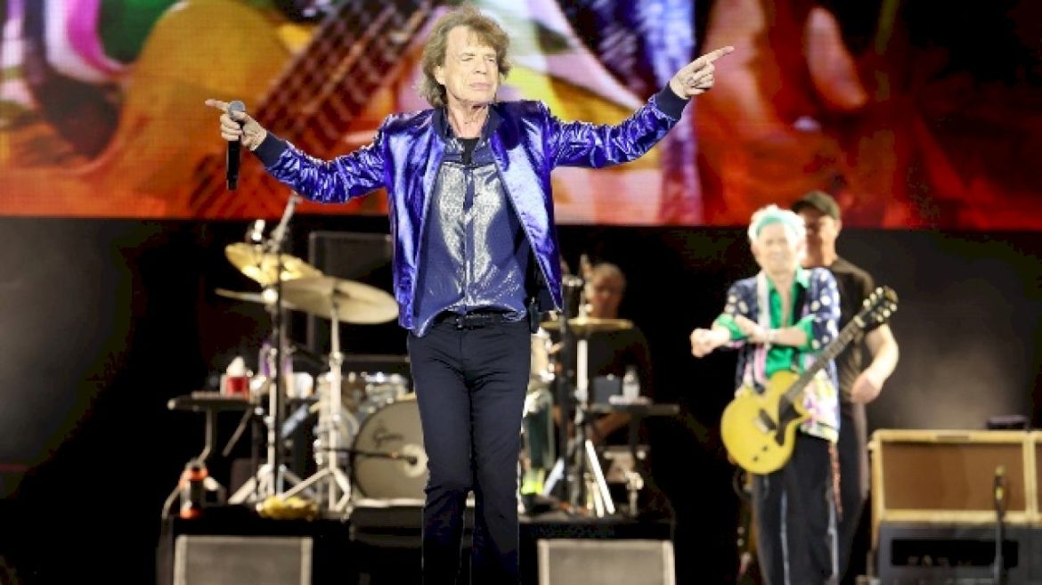 mick-jagger-proves-he’s-‘mr-charm’-on-the-dance-floor