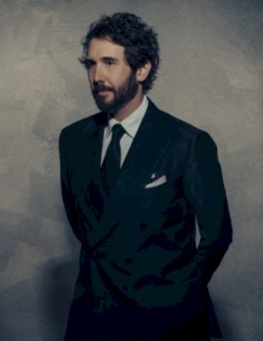 josh-groban-is-ready-to-‘celebrate-a-world-that-i-don’t-always-get-to-sing’-on-stage,-screen,-and-symphony-tour