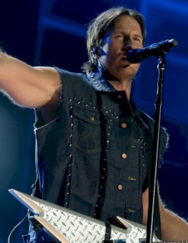 what’s-‘happening’-to-russell-dickerson?-families,-a-home-reno-and-s’mores