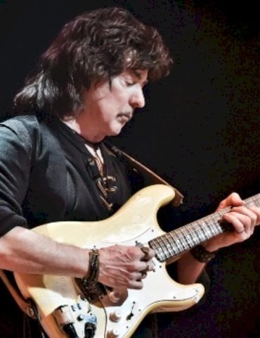 ritchie-blackmore-joins-deep-purple-onstage-for-performance-of-‘smoke-on-the-water’