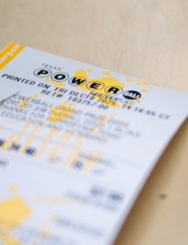 powerball-player-in-illinois-wins-$1-billion-jackpot