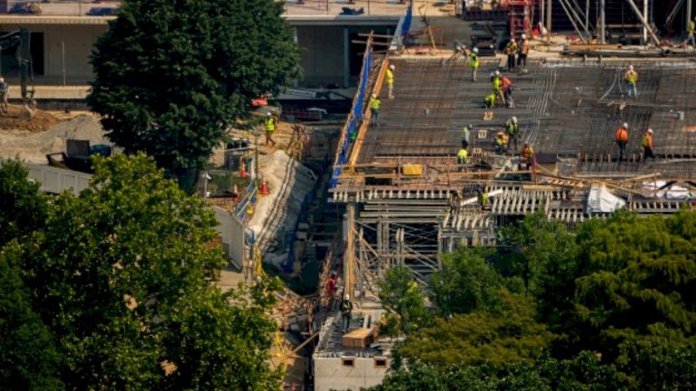 trump-appeals-to-supreme-court-to-allow-white-house-ballroom-construction-to-continue