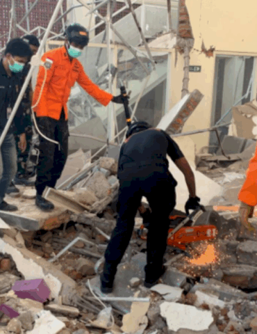 2nd-earthquake-hits-indonesia-following-powerful-magnitude-7.7-quake