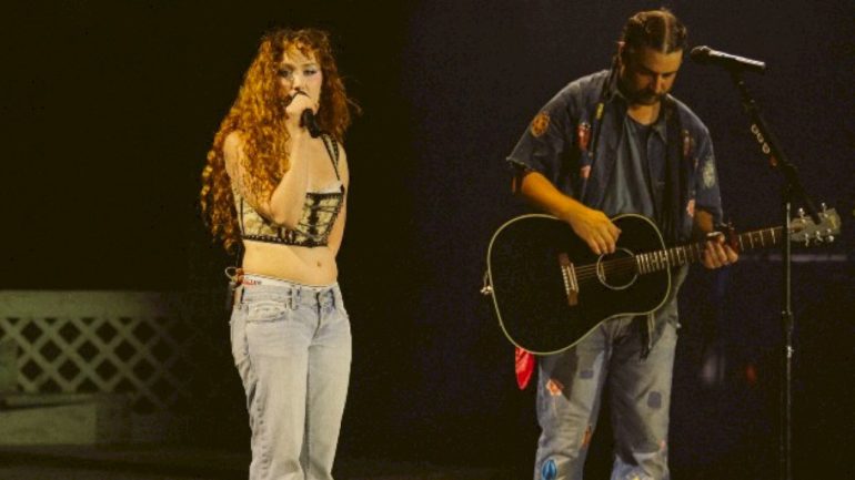 noah-kahan-plays-biggest-headline-show-to-date,-with-help-from-chappell-roan