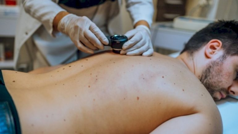 personalized-mrna-cancer-vaccine-shows-promise-in-extending-lifespan-in-melanoma-trial
