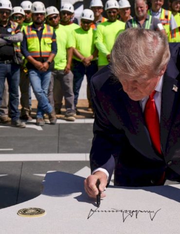 trump-shows-off-multimillion-dollar-white-house-helipad-and-adds-his-signature
