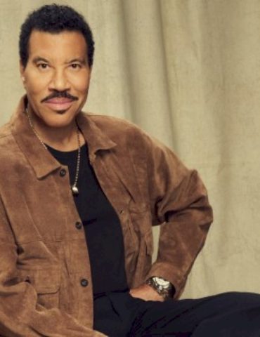 lionel-richie-checks-himself-into-hospital-out-of-abundance-of-caution,-source-says
