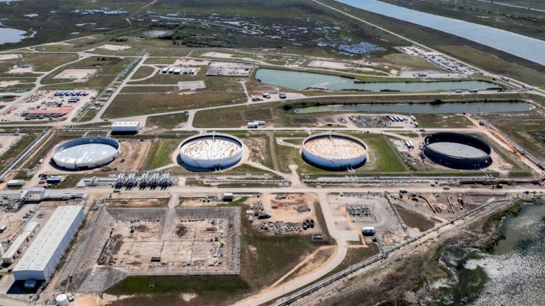 us-oil-reserve-hits-44-year-low-amid-iran-war,-global-energy-shortage
