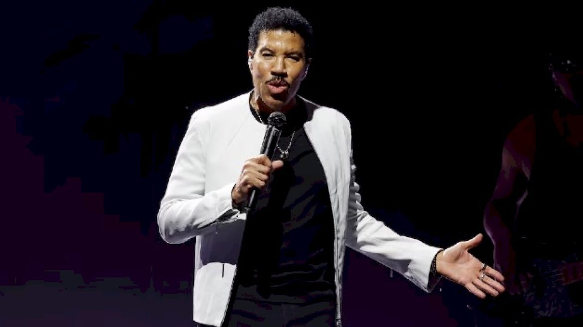 lionel-richie-returns-home-after-checking-himself-into-hospital