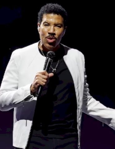 lionel-richie-returns-home-after-checking-himself-into-hospital