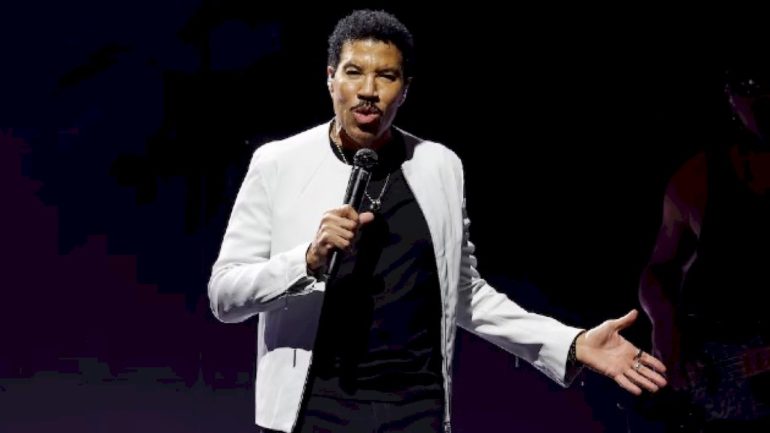 lionel-richie-returns-home-after-checking-himself-into-hospital