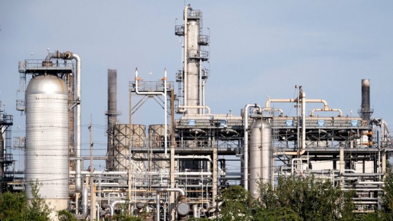 oil-prices-climb-over-$100-per-barrel-as-us-war-in-iran-continues
