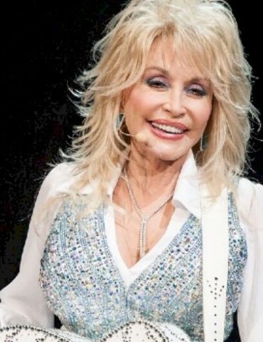 dolly-parton-honored-posthumously,-shares-prerecorded-video-message
