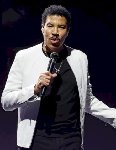 lionel-richie-pausing-touring-due-to-heart-procedure,-rep-says