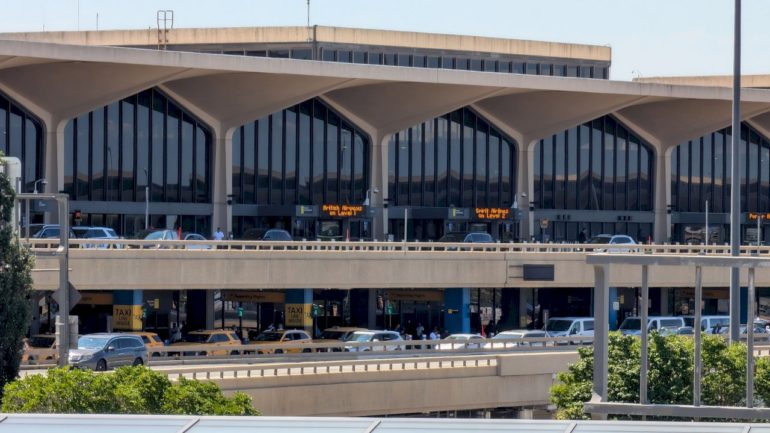 hundreds-of-flights-canceled,-planes-stopped-at-newark,-philadelphia-due-to-equipment-outage:-faa