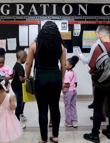 democrats-press-hhs-over-legal-representation-of-migrant-children