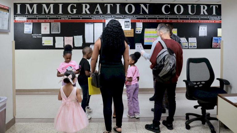 democrats-press-hhs-over-legal-representation-of-migrant-children