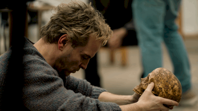 andrew-scott-stars-in-‘elsinore’-official-trailer