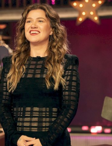 newly-released-surveillance-video-shows-kelly-clarkson-in-brooklyn-store