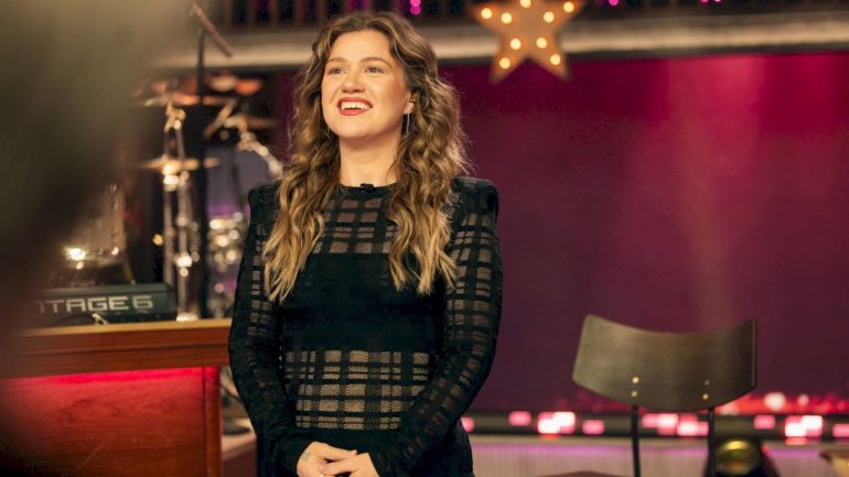 newly-released-surveillance-video-shows-kelly-clarkson-in-brooklyn-store