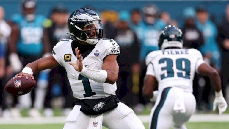 eagles-coach-defends-handling-of-jalen-hurts’-blood-clots-diagnosis