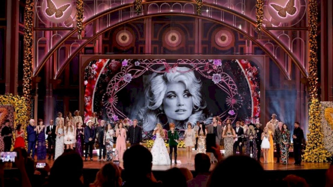 country-stars-pay-tribute-to-dolly-parton-in-cma-special
