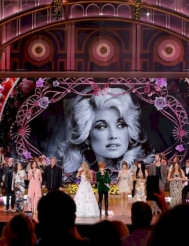 country-stars-pay-tribute-to-dolly-parton-in-cma-special