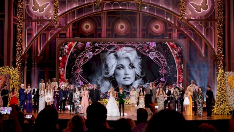 country-stars-pay-tribute-to-dolly-parton-in-cma-special