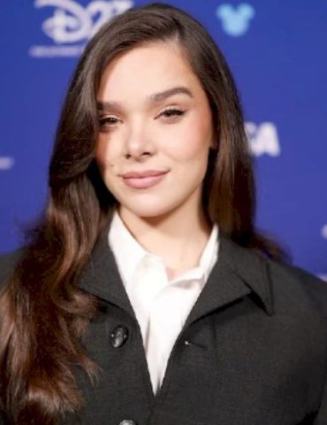 hailee-steinfeld-releases-new-song-‘magic’-from-‘hexed’