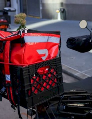 doordash-to-acquire-instacart-in-deal-valued-around-$17b,-companies-announce